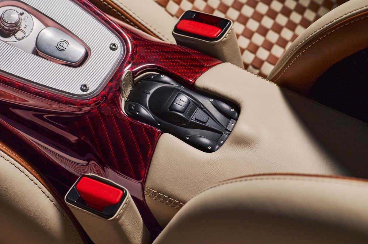 Pagani Utopia 2024. Центральная консоль. Родстер, 1 поколение