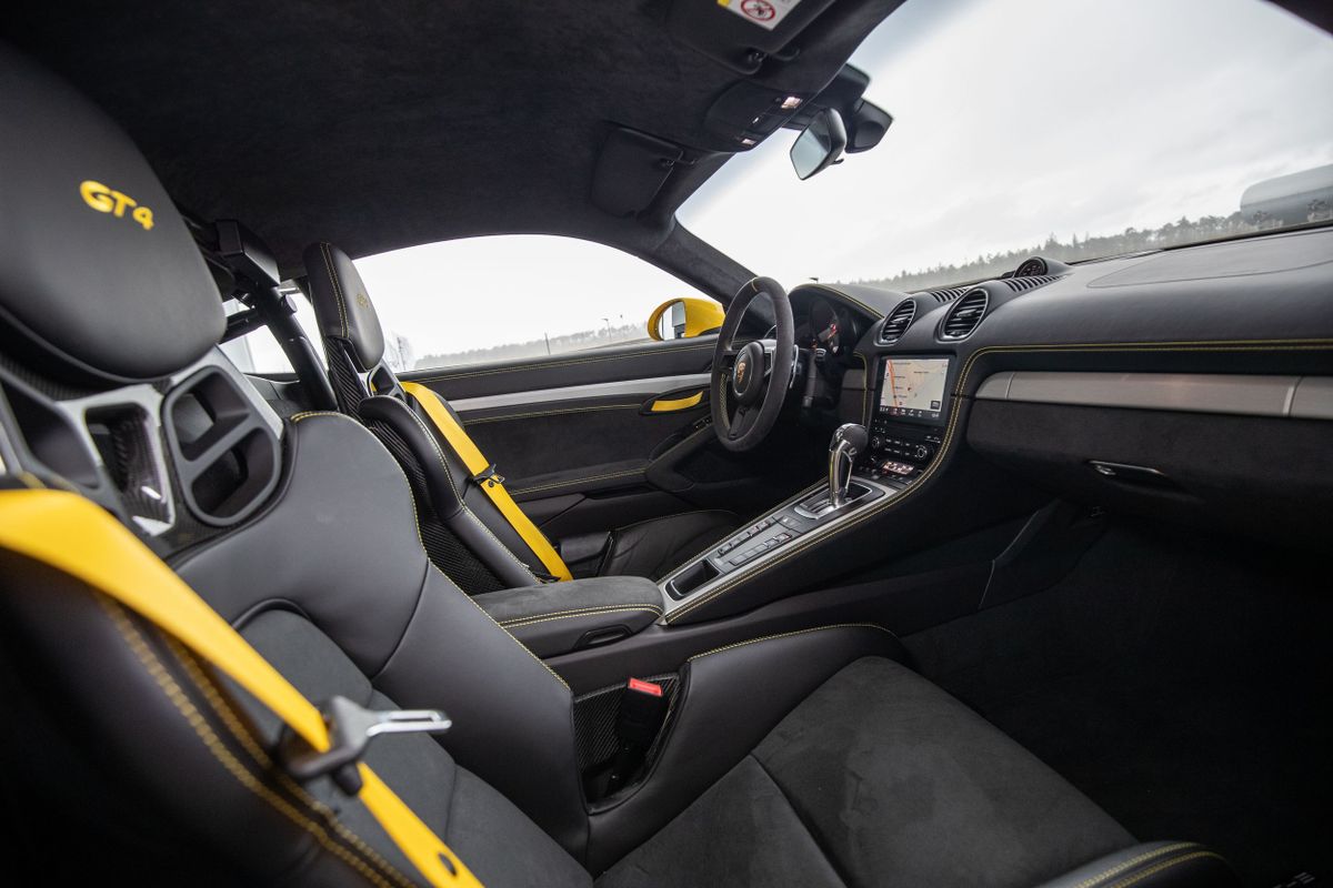 Порше 718 Кайман GT4 2019. Передние сидения. Купе, 2 поколение