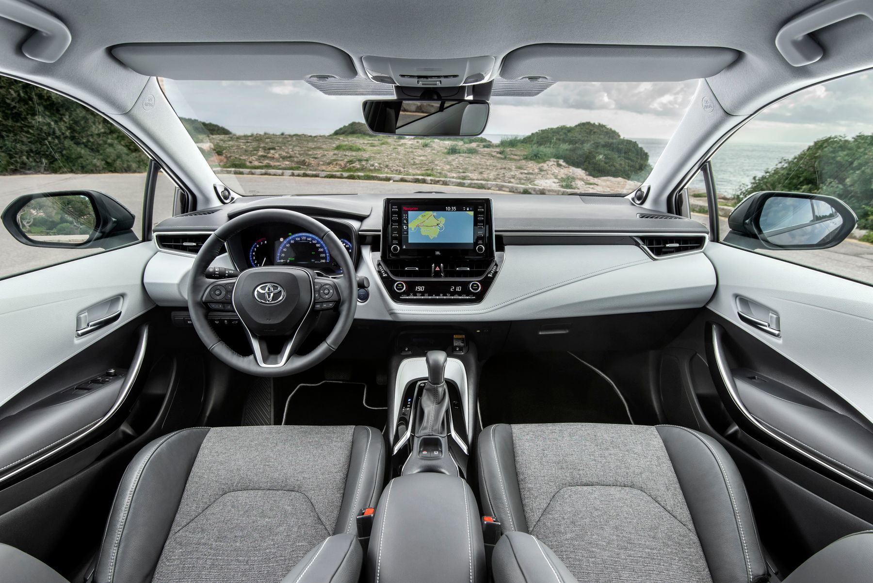 Toyota Corolla Hybrid 2020 универсал