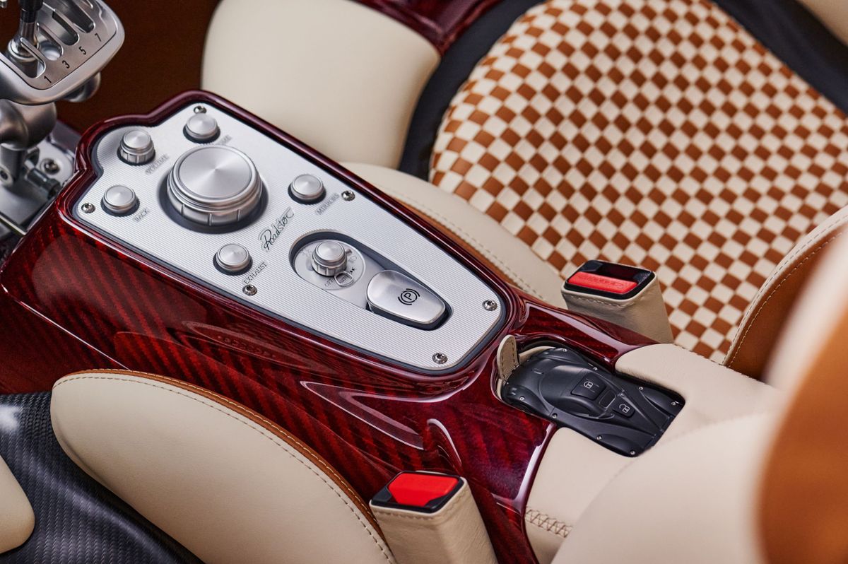 Pagani Utopia 2024. Центральная консоль. Родстер, 1 поколение