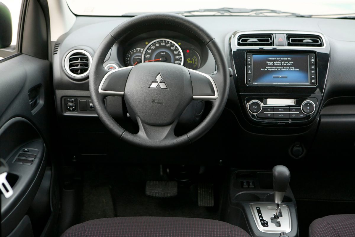 Mitsubishi Space Star 2012. Tableau de bord. Hatchback 5-portes, 2 génération