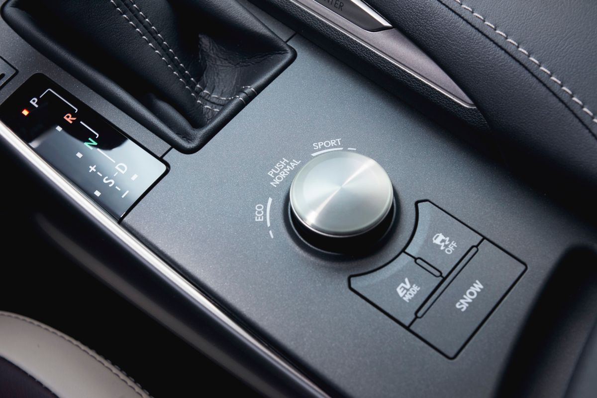 Lexus IS 2016. Console centrale. Berline, 3 génération, restyling