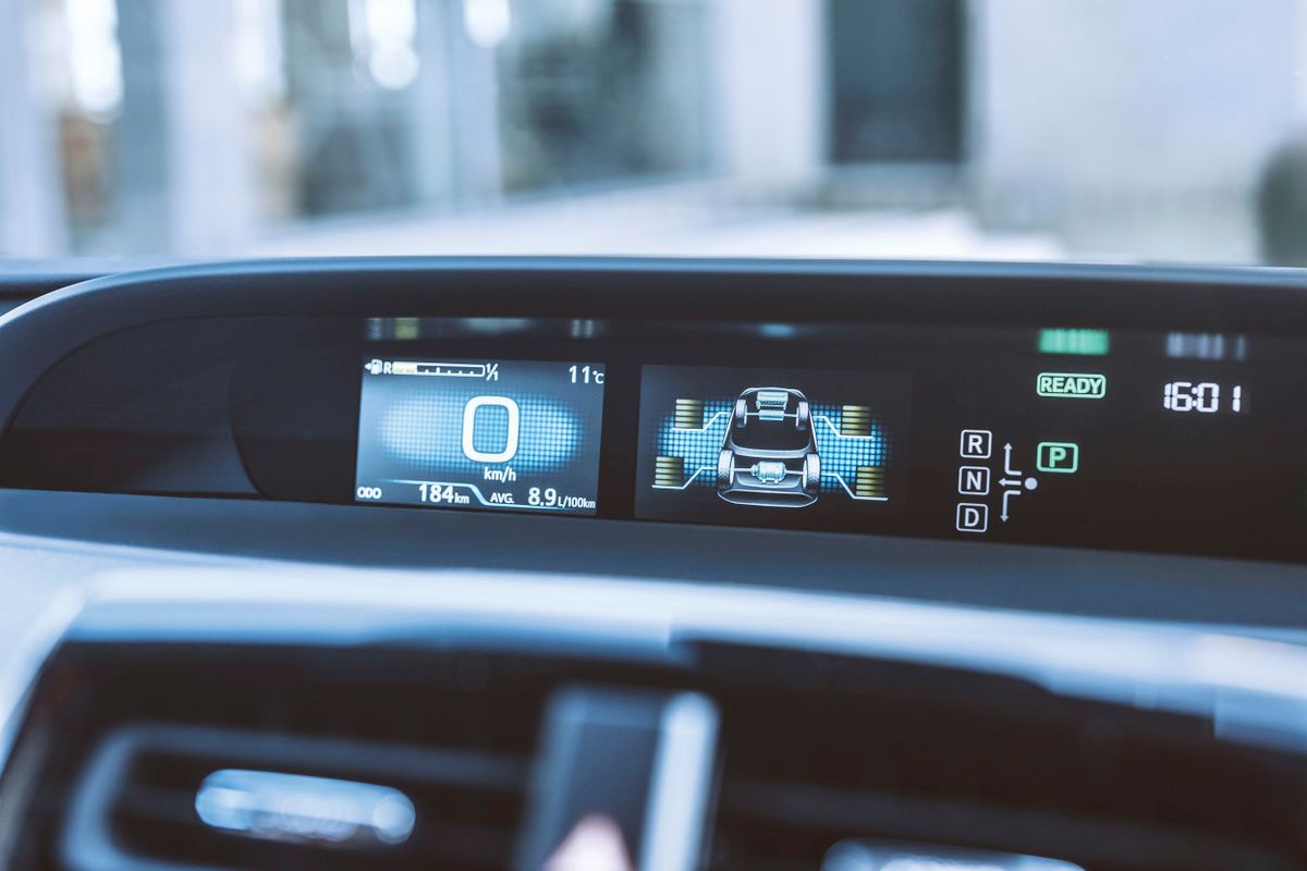 Toyota Prius 2018. Dashboard. Liftback, 4 generation, restyling