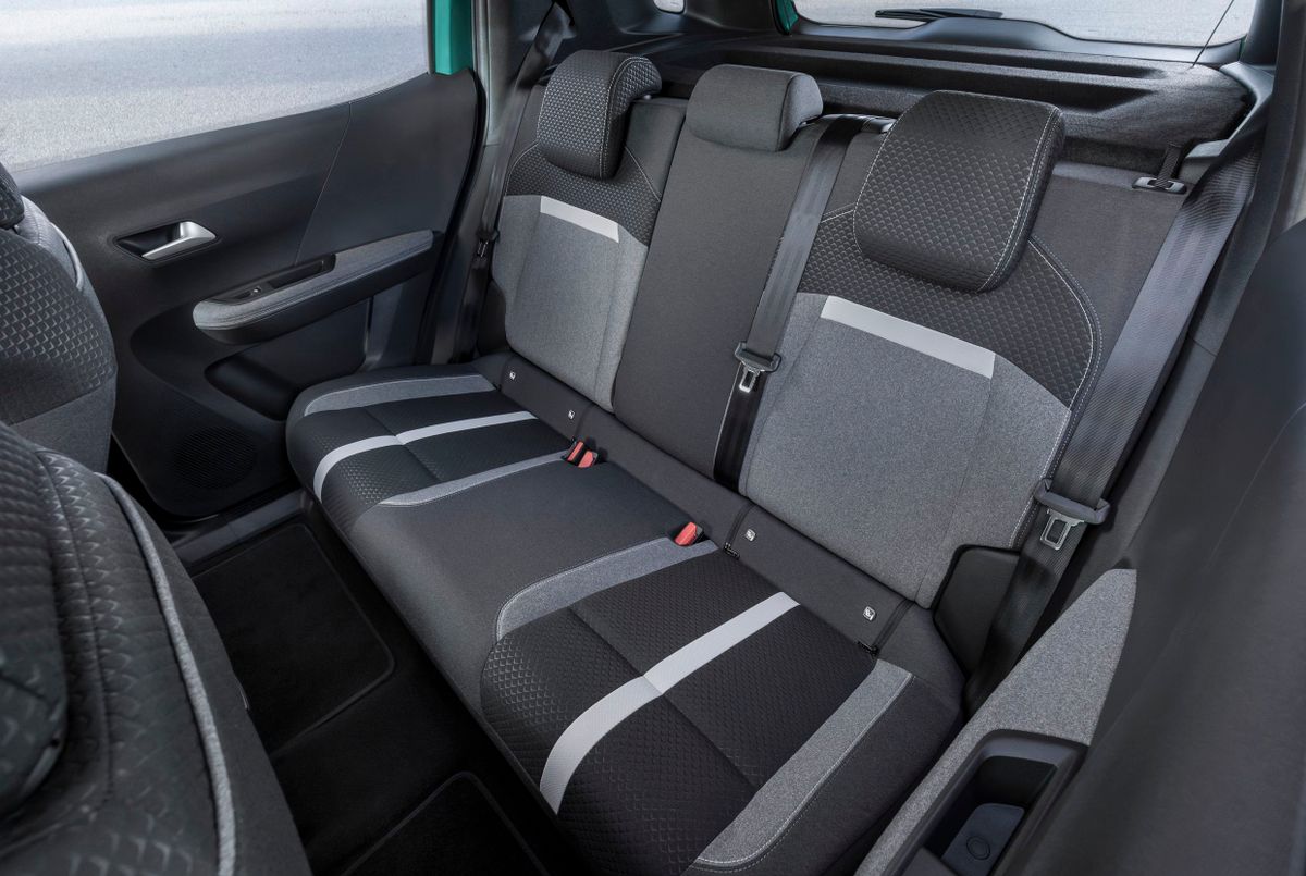 Opel Frontera 2024. Задние сидения. Внедорожник 5 дв., 3 поколение