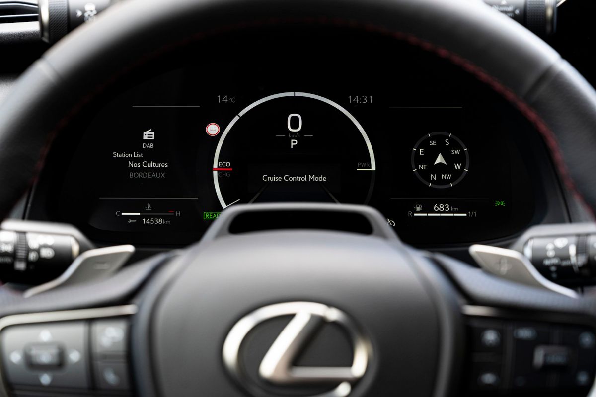 Lexus UX. Панель приборов.