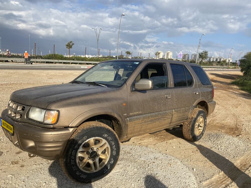 Buy the used Isuzu Rodeo, 2002 in Israel: golden 2002 at a price of ₪ 20.000, 4t