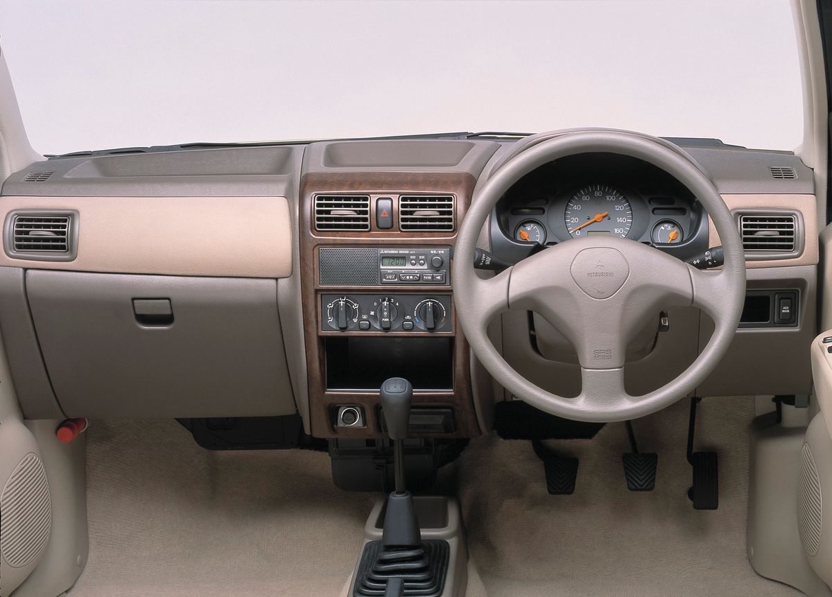 Mitsubishi Pistachio 1999. Tableau de bord. Hatchback 3-portes, 1 génération