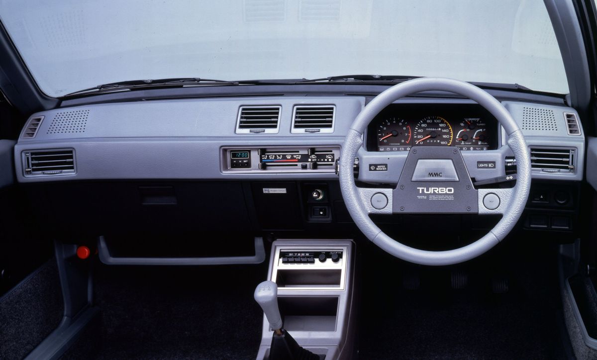 Mitsubishi Mirage 1983. Tableau de bord. Hatchback 5-portes, 2 génération