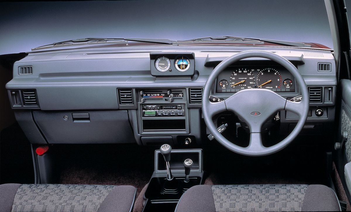 Mitsubishi Strada 1991. Front seats. Pickup double-cab, 1 generation