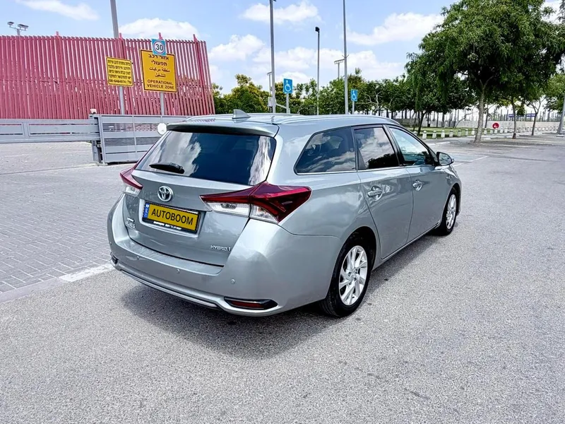 Toyota Auris 2nd hand, 2017