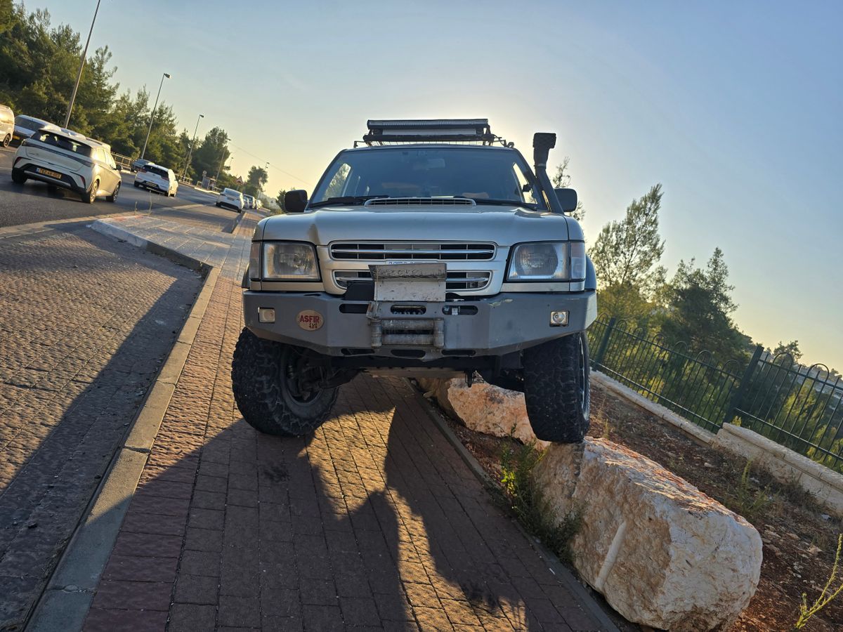 איסוזו טרופר יד 2 רכב, 2001, פרטי