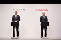 Гендиректор Nissan Motor Макото Уcида (слева) и гендиректор Honda Motor Тошихиро Мибе (справа)