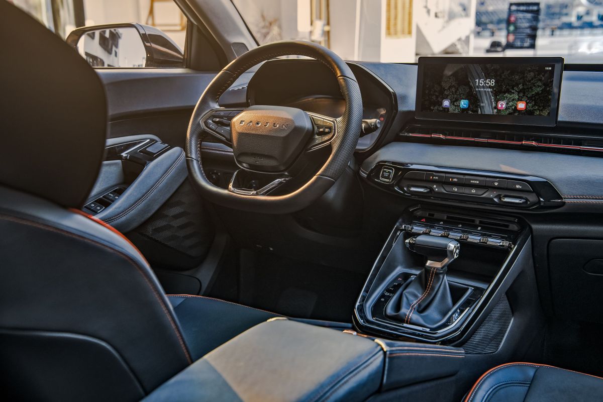 Baojun RS-3 2019. Console centrale. VUS 5-portes, 1 génération