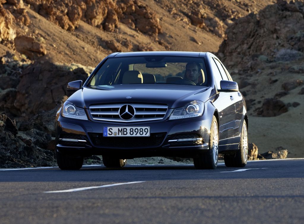 Девушка и Mercedes c class w204