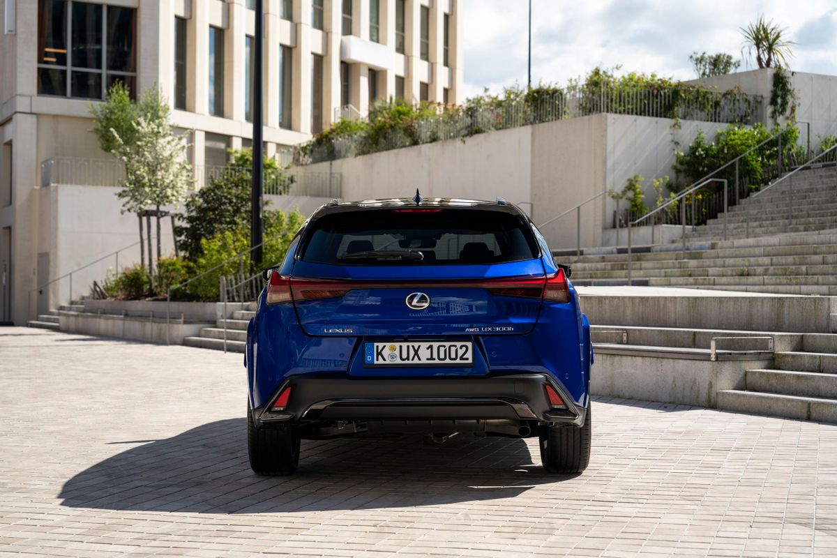 Lexus UX. Кузов, экстерьер.