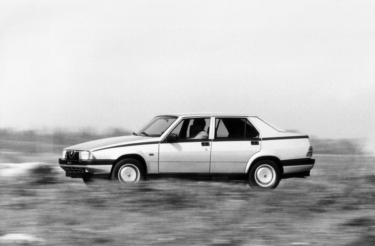 Alfa Romeo 75 1985. Carrosserie, extérieur. Berline, 1 génération