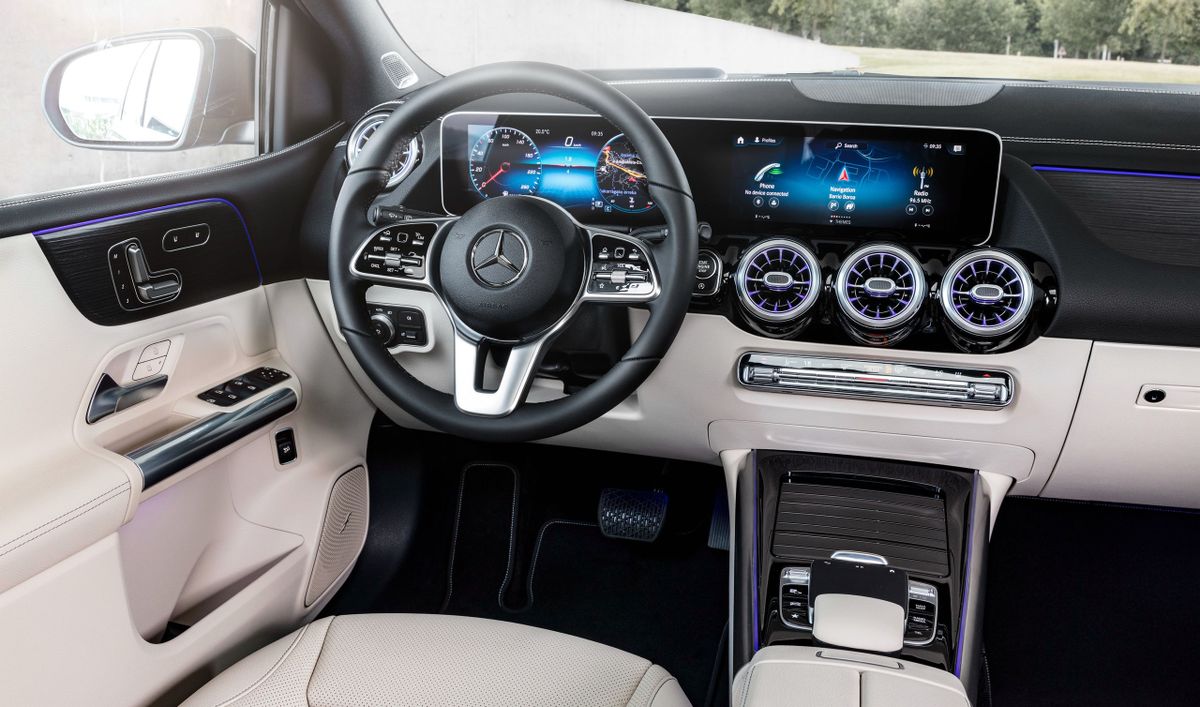 Mercedes B-Class 2018. Tableau de bord. Hatchback 5-portes, 3 génération