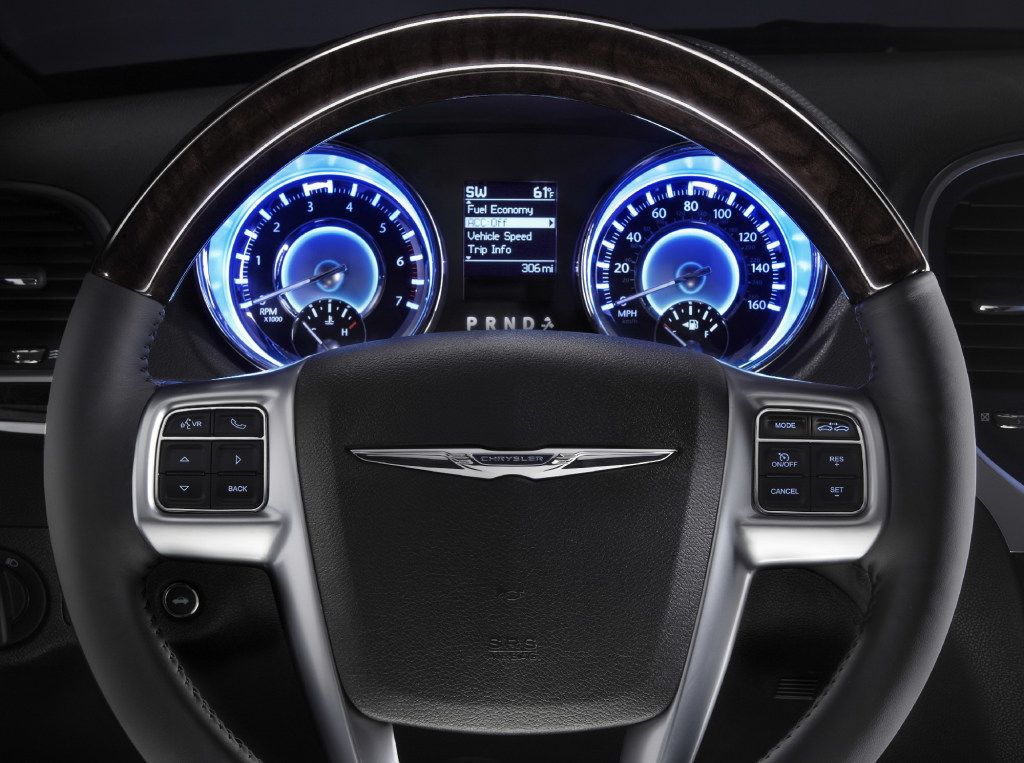 Chrysler 300C 2012. Tableau de bord. Berline, 2 génération