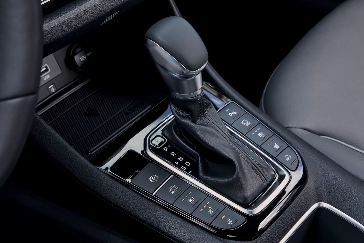 Hyundai IONIQ 2019. Center console. Hatchback 5-door, 1 generation, restyling