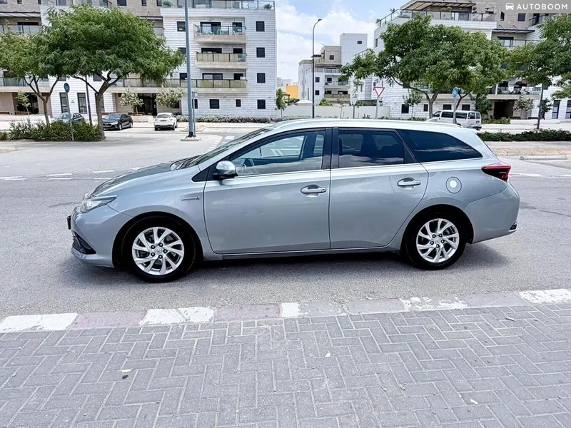 Toyota Auris 2nd hand, 2017