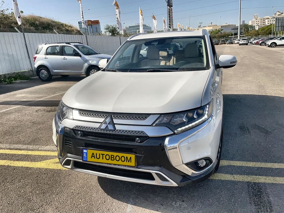 Mitsubishi Outlander 2nd hand, 2020