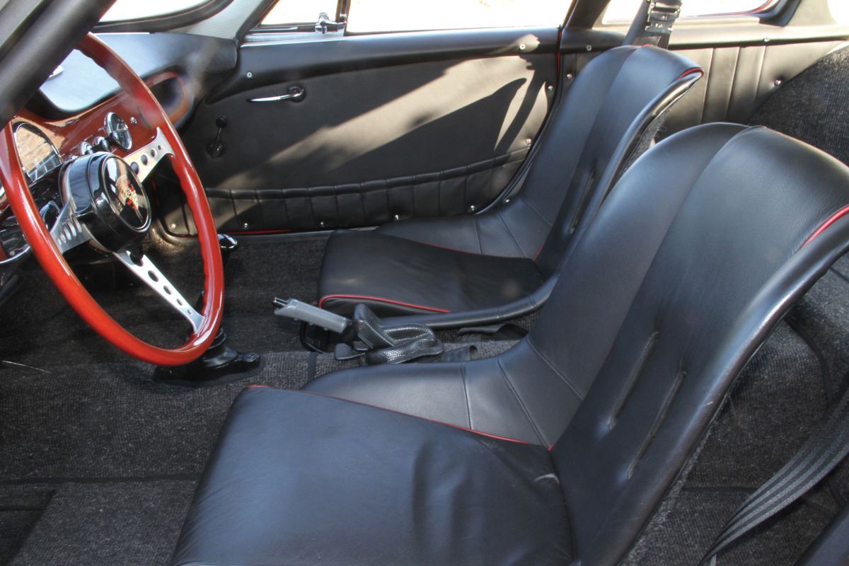 Апал GT Coupe 1961. Передние сидения. Купе, 1 поколение