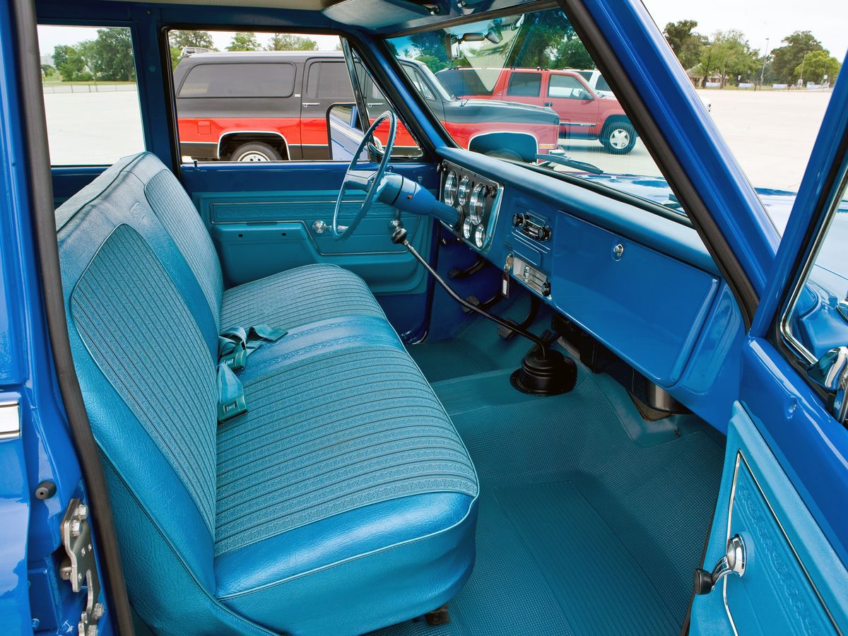 Chevrolet Suburban 1967. Siéges avants. Break, 6 génération