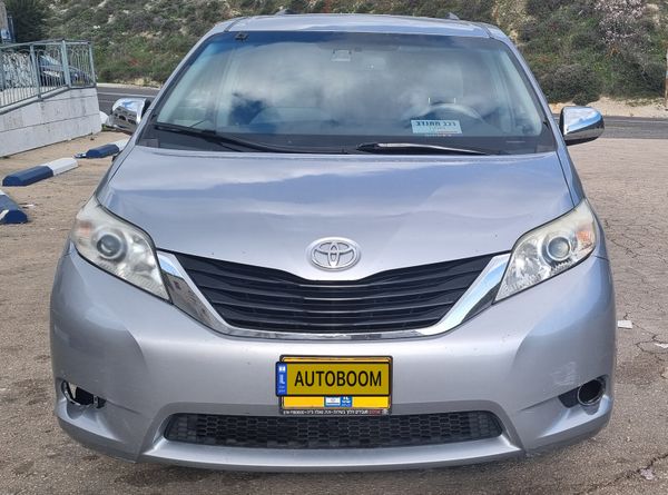 Toyota Sienna 2nd hand, 2010
