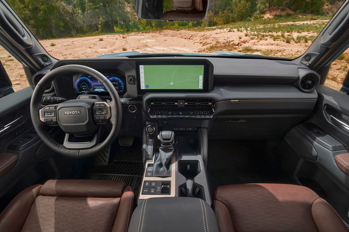 Toyota Land Cruiser 2024. Передние сидения. SUV 5 дв., 5 поколение