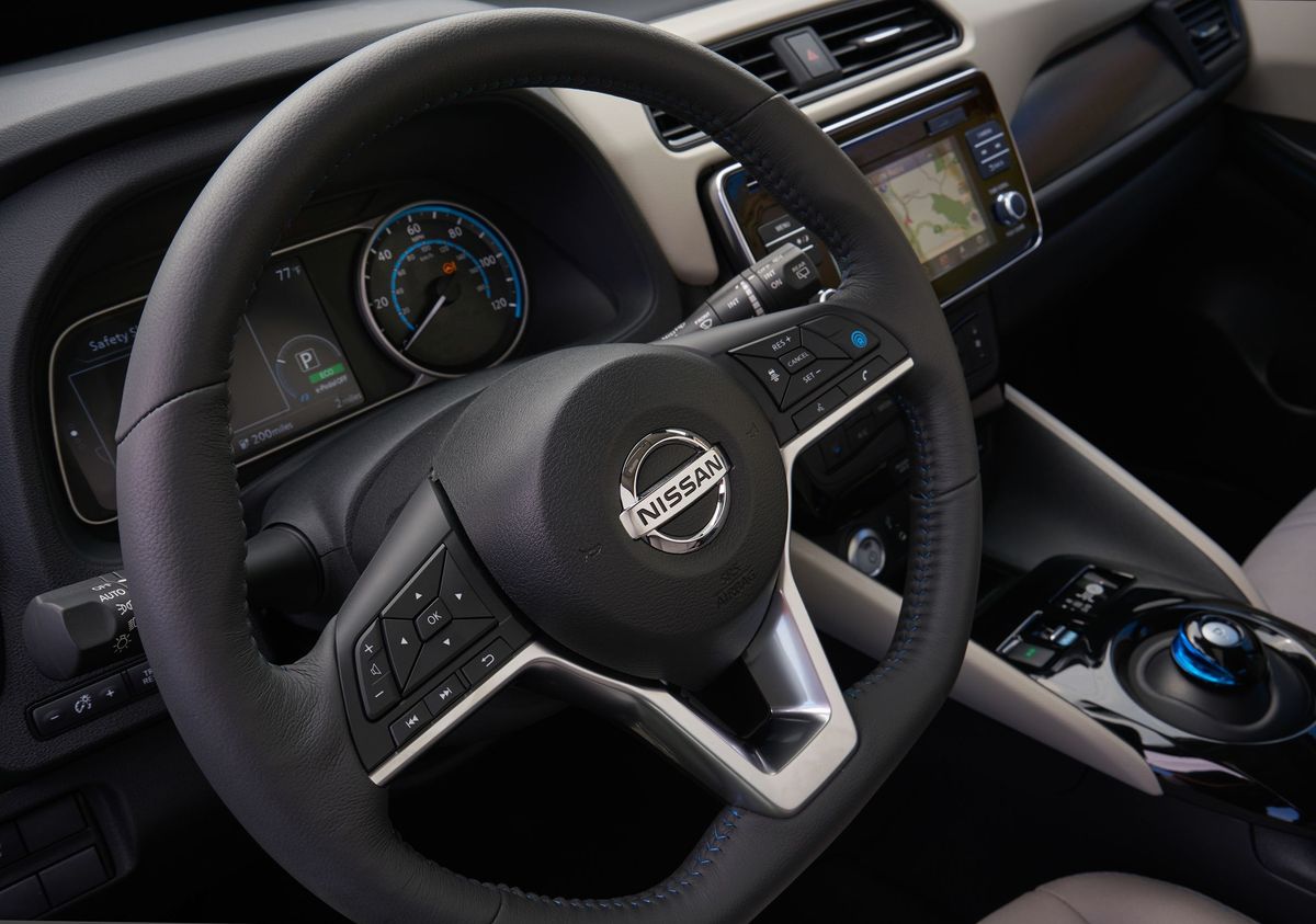 Nissan Leaf 2017. Steering wheel. Hatchback 5-door, 2 generation