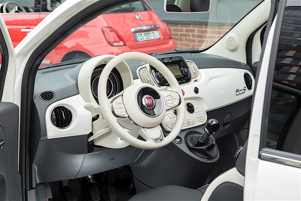 Fiat 500 2016. Tableau de bord. Cabriolet, 2 génération, restyling