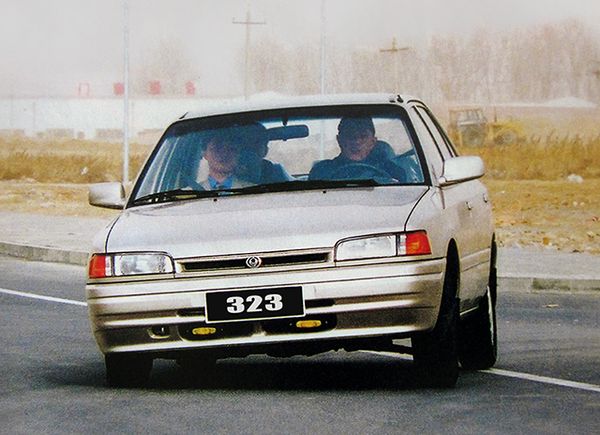 מאזדה 323 לאנטיס ‏1994. מרכב, צורה. סדאן, 5 דור
