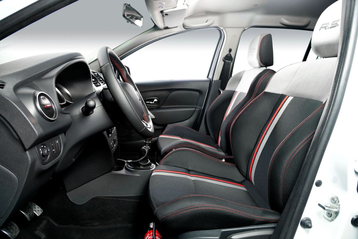 רנו סאנדרו RS ‏2015. מושבים קדמיים. האצ'בק 5 דלתות, 1 דור