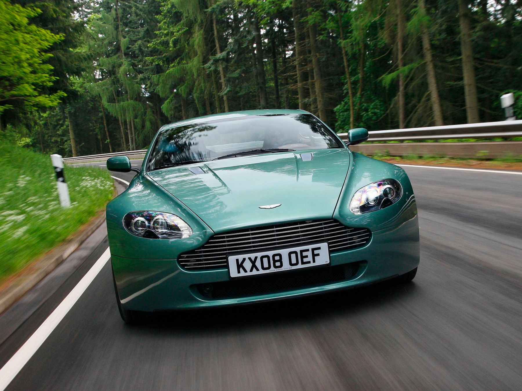 Aston Martin Vantage 2011