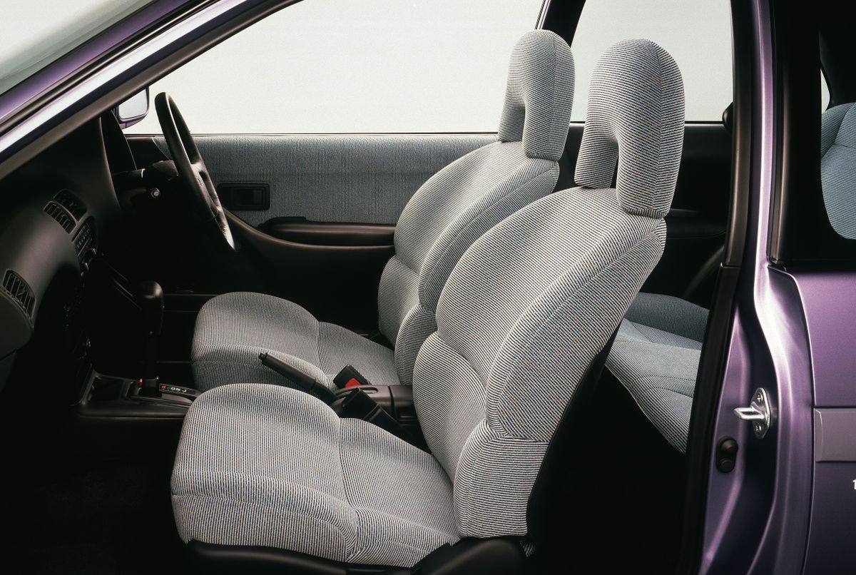 Тойота Королла II 1990. Передние сидения. Хэтчбек 3 дв., 3 поколение