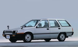 מיצובישי  לאנסר 1985. מרכב, צורה. סטיישן 5 דלתות, 6 דור
