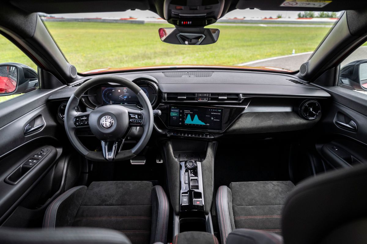Alfa Romeo Junior 2024. Передние сидения. Внедорожник 5 дв., 1 поколение