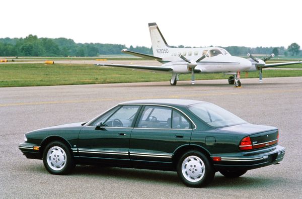 Oldsmobile Eighty Eight 1992. Carrosserie, extérieur. Berline, 10 génération