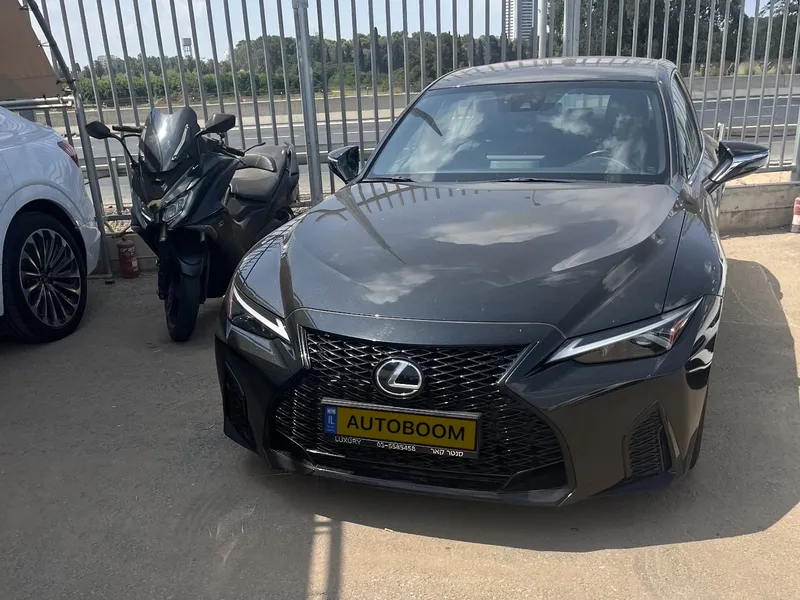 Lexus IS 2nd hand, 2022, private hand