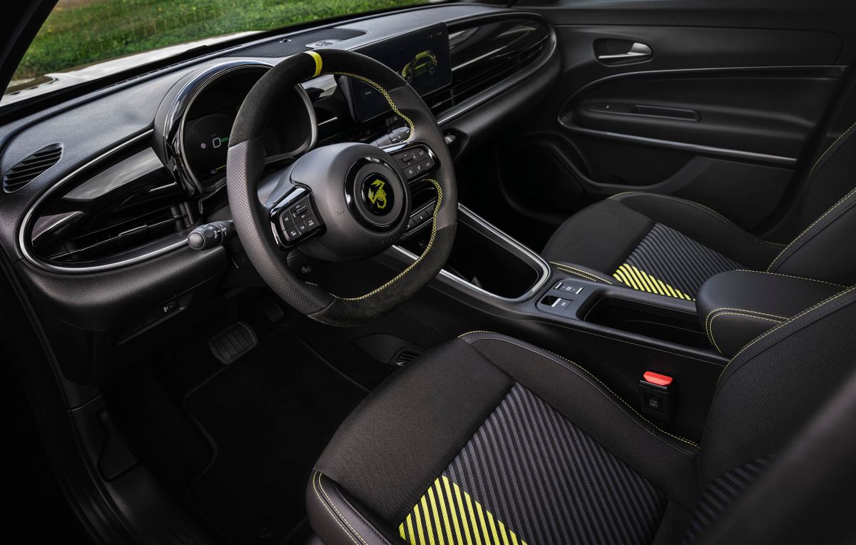 Abarth 600e 2024. Передние сидения. Хэтчбек 5 дв., 1 поколение