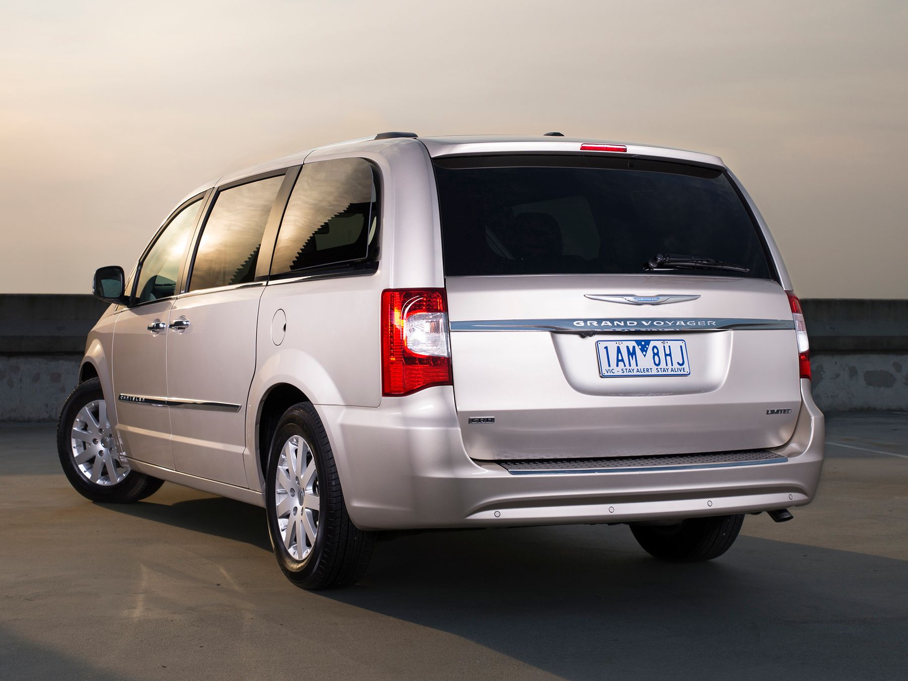 Крайслер гранд. Крайслер Гранд Вояджер. Chrysler Grand Voyager Limited 2008. Минивэн Крайслер Гранд Вояджер. Крайслер Вояджер 2015.