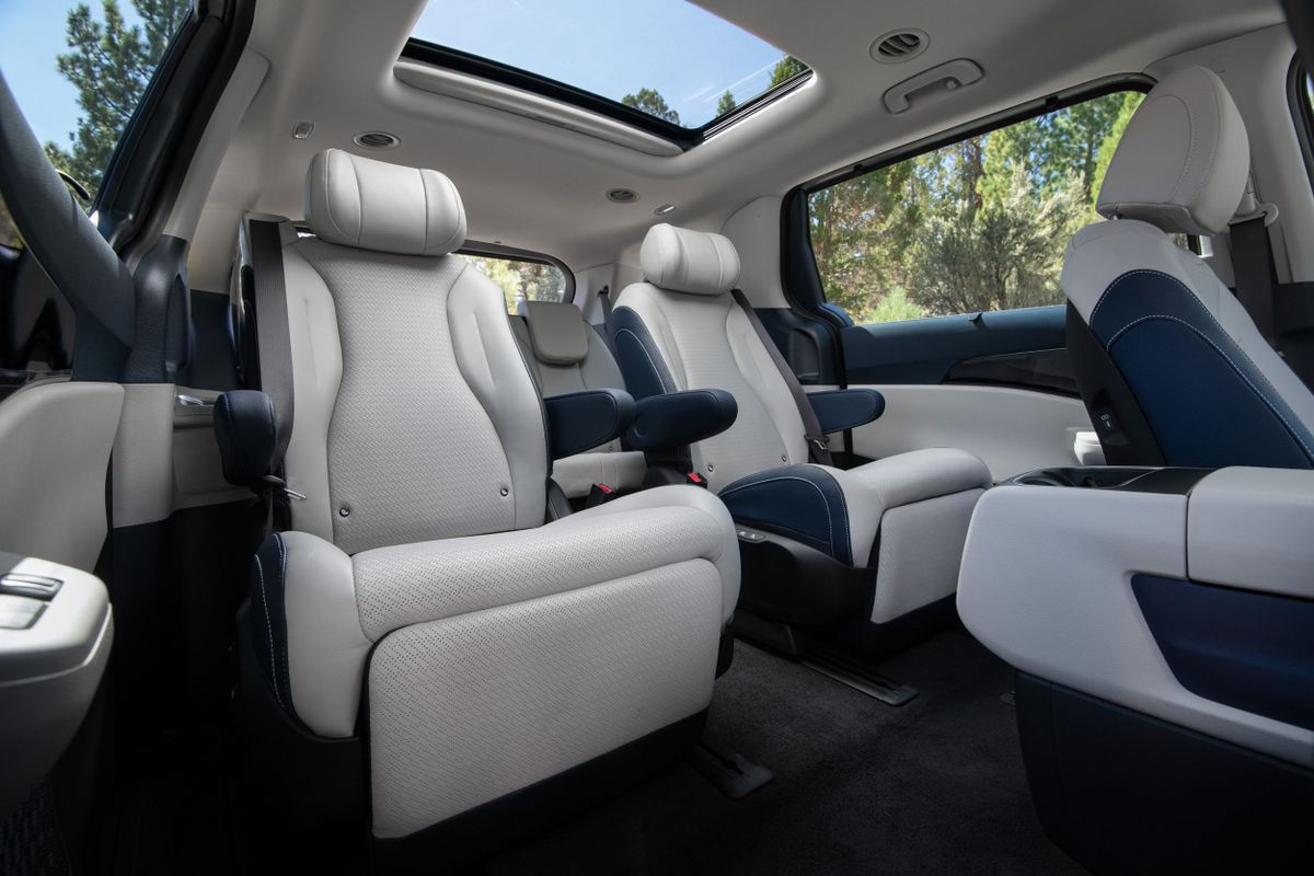 Kia Carnival 2023. Задние сидения. Минивэн, 4 поколение, рестайлинг