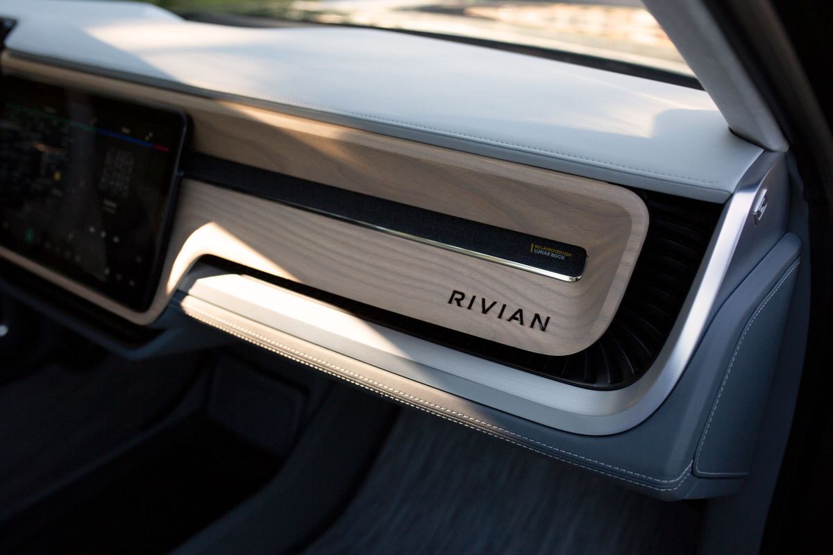 Rivian R1S 2021. Pièce d'intérieur. VUS 5-portes, 1 génération