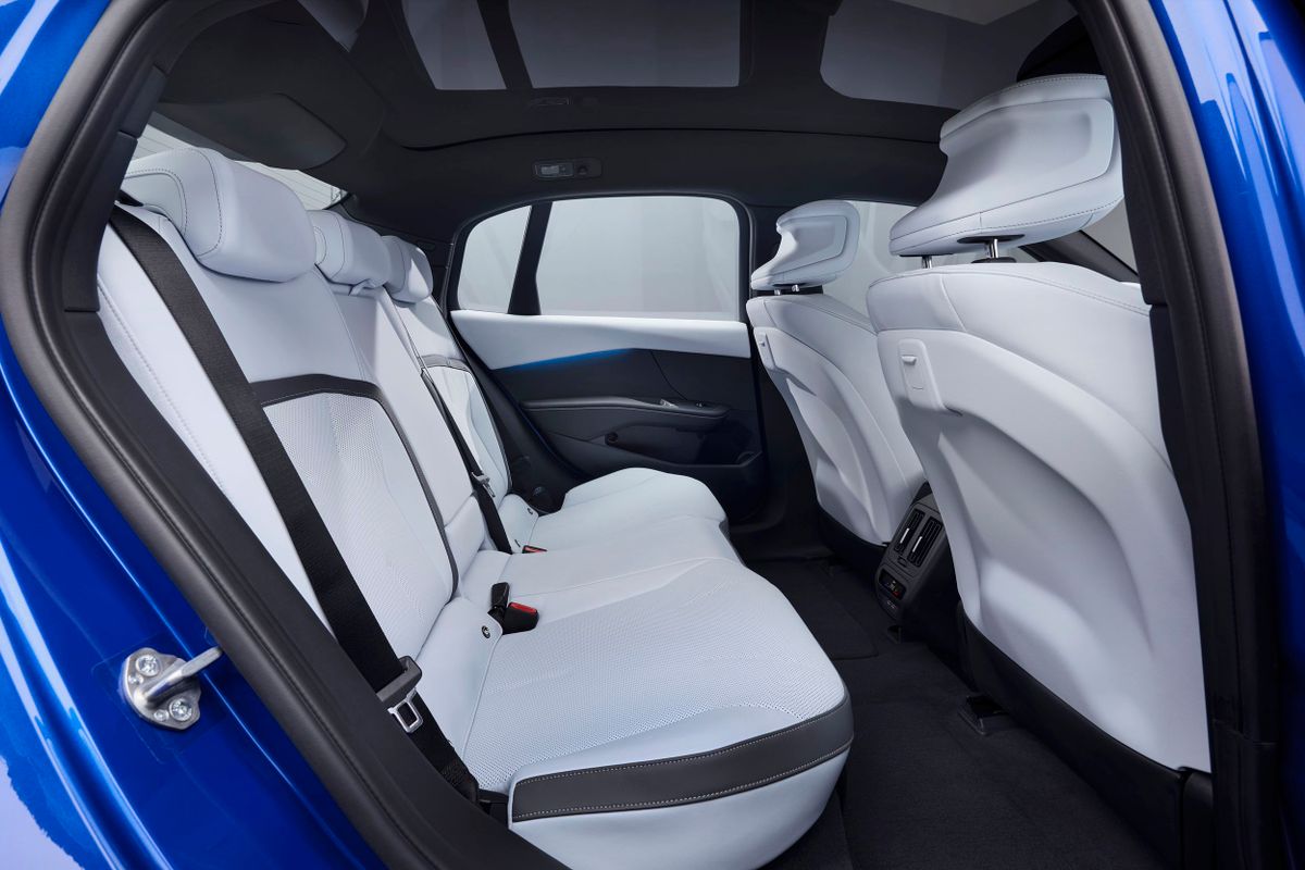 BMW i3. Задние сидения.