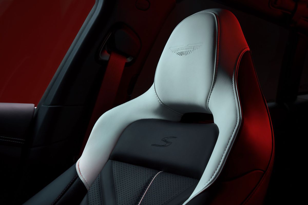 Aston Martin DBX 2024. Передние сидения. Внедорожник 5 дв., 1 поколение, рестайлинг 1