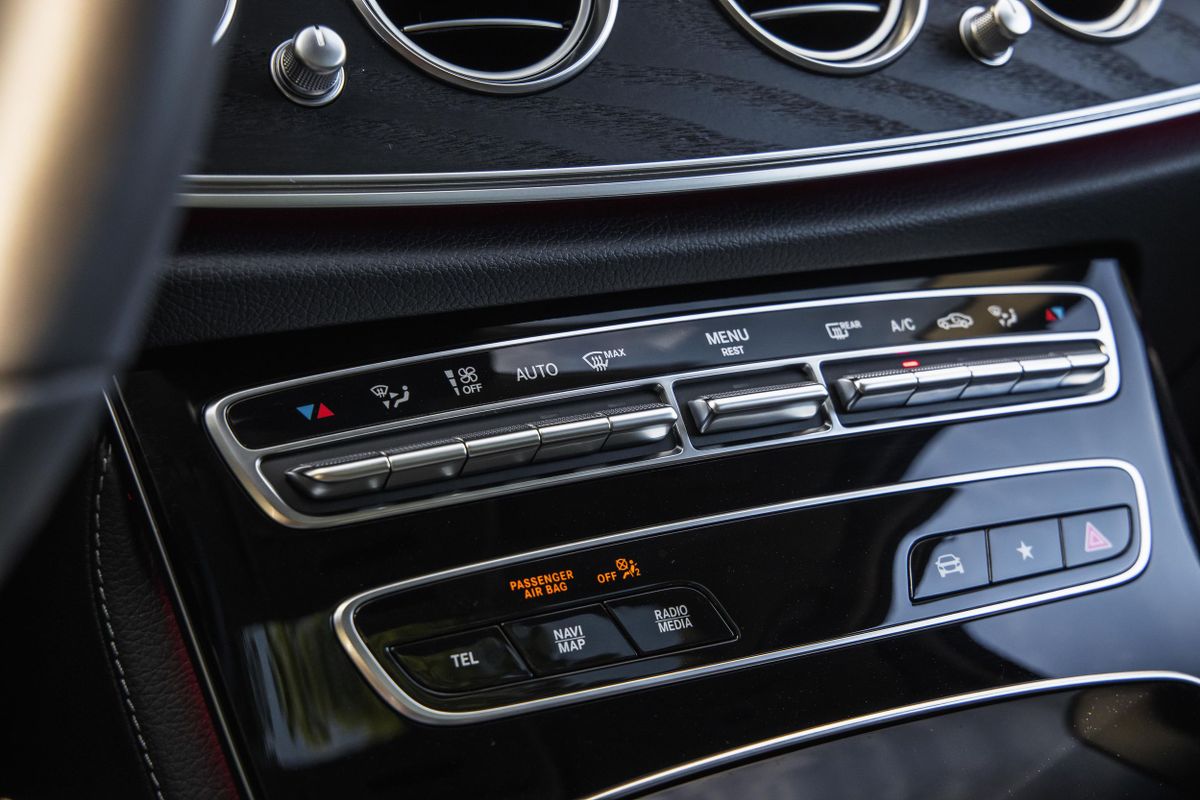 Mercedes E-Class All-Terrain 2020. Center console. Estate 5-door, 5 generation, restyling