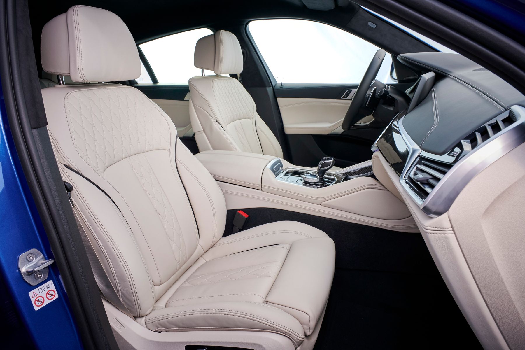 BMW x6m салон ночью