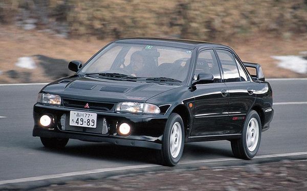 מיצובישי  לאנסר אוולושן 1994. מרכב, צורה. סדאן, 2 דור