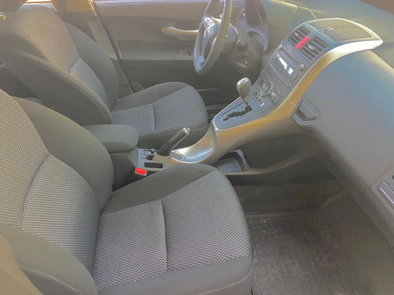 Toyota Auris 2nd hand, 2011