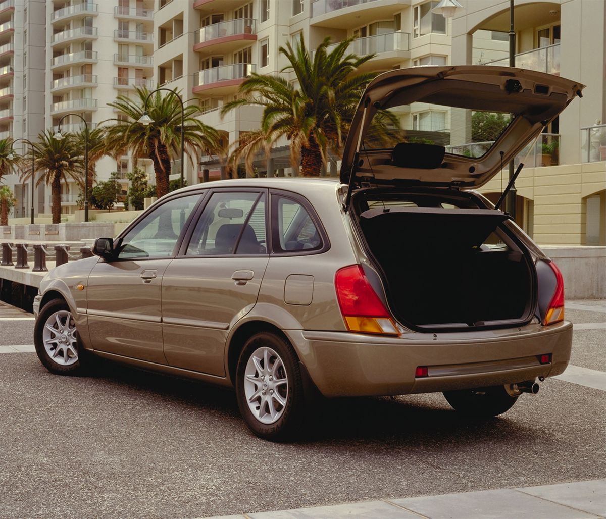 פורד לייזר ‏1994. מרכב, צורה. האצ'בק 5 דלתות, 4 דור